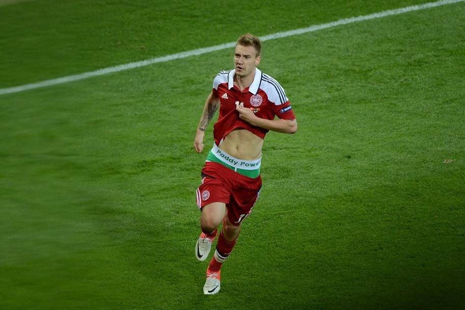 Agli Europei del 2012, Bendtner si mette in mostra con una doppietta al Portogallo e... con uno spogliarello. Dopo la doppietta mostra l&#39;intimo con il logo di un&#39;agenzia di scommese. Afp